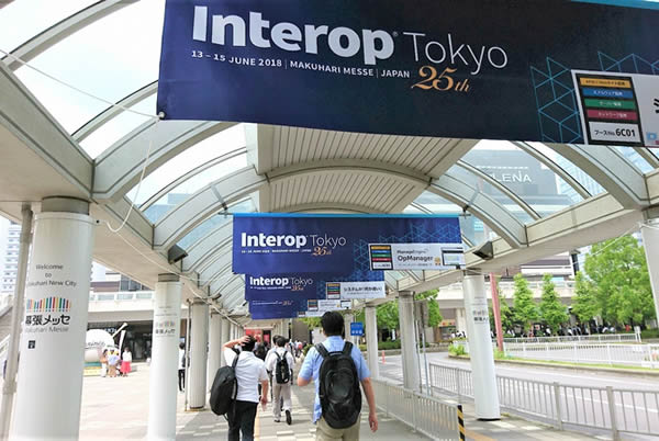 海浜幕張駅前にある「Interop Tokyo」の案内表示